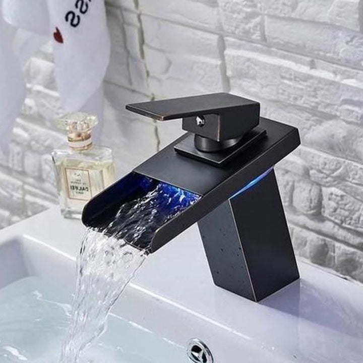 AquaLux - Moderne Wasserfallarmatur mit LED für Ihr Bad